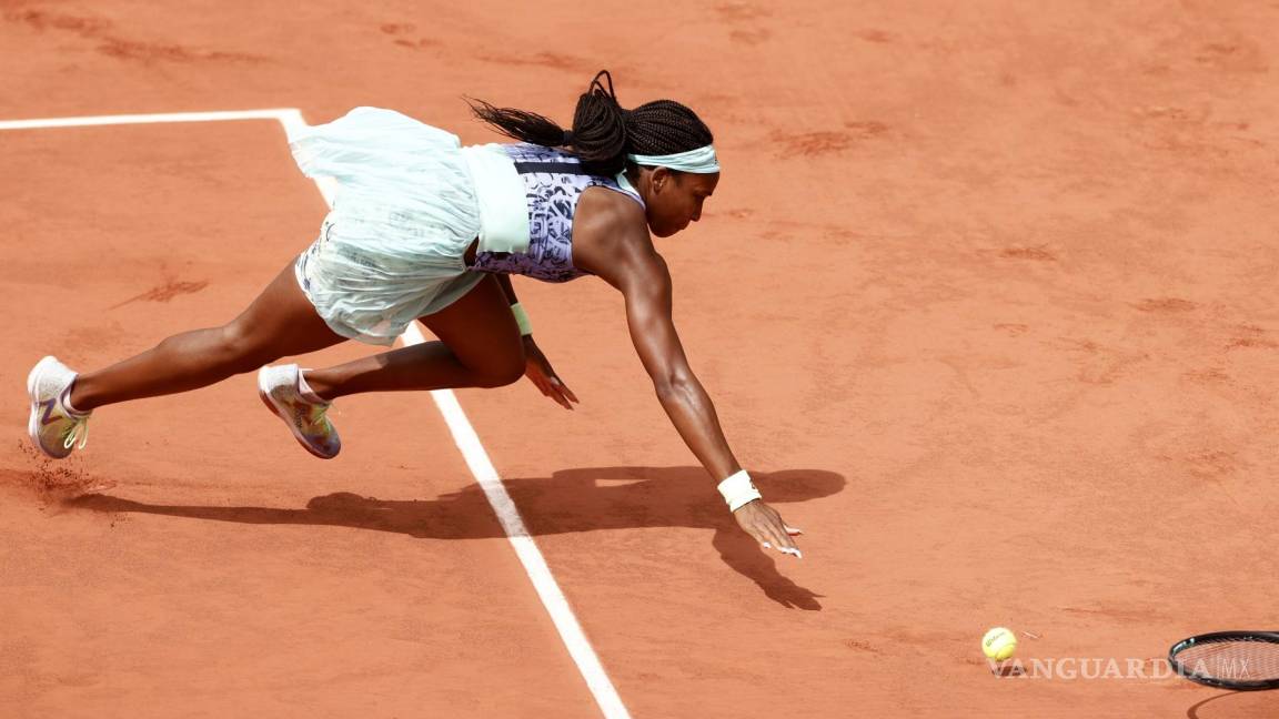 $!Coco Gauff de EU se cae durante el partido de segunda ronda de mujeres contra Alison Van Uytvanck de Bélgica en Roland Garros en París, Francia.