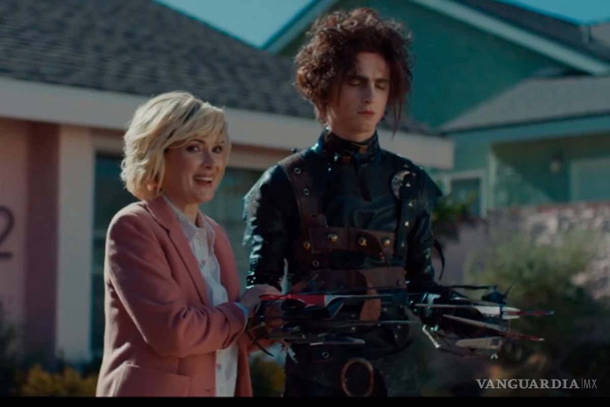 Winona Ryder y un nuevo 'joven manos de tijera', regresan en comercial de Cadillac para el Super Bowl