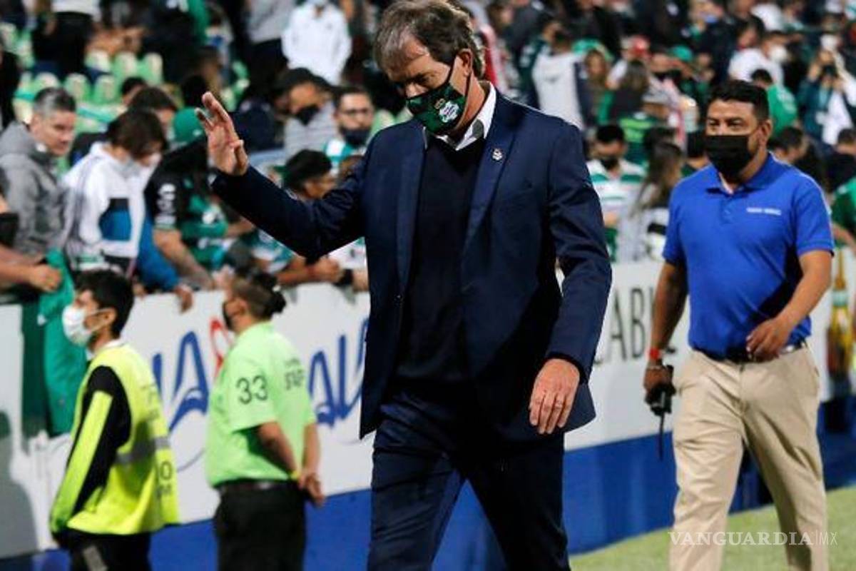 Guillermo Almada deja de ser técnico del Santos tras ser eliminados