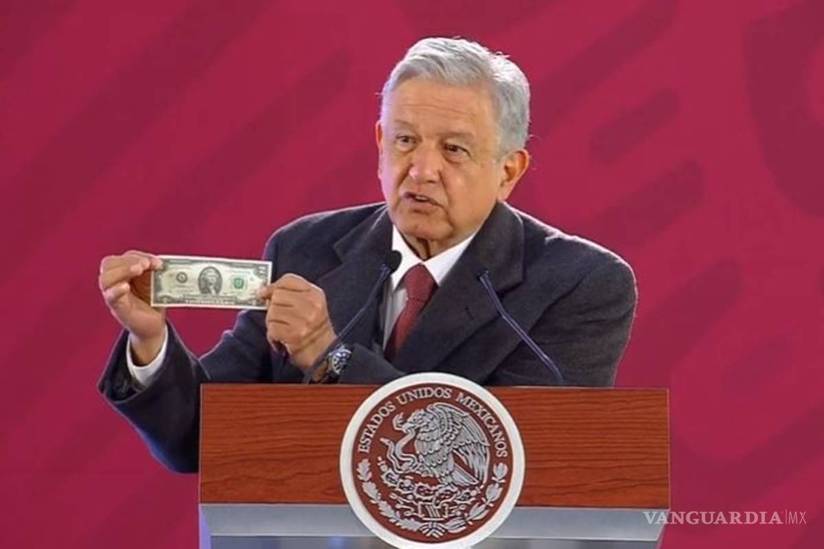 Esto es lo que AMLO lleva en su cartera