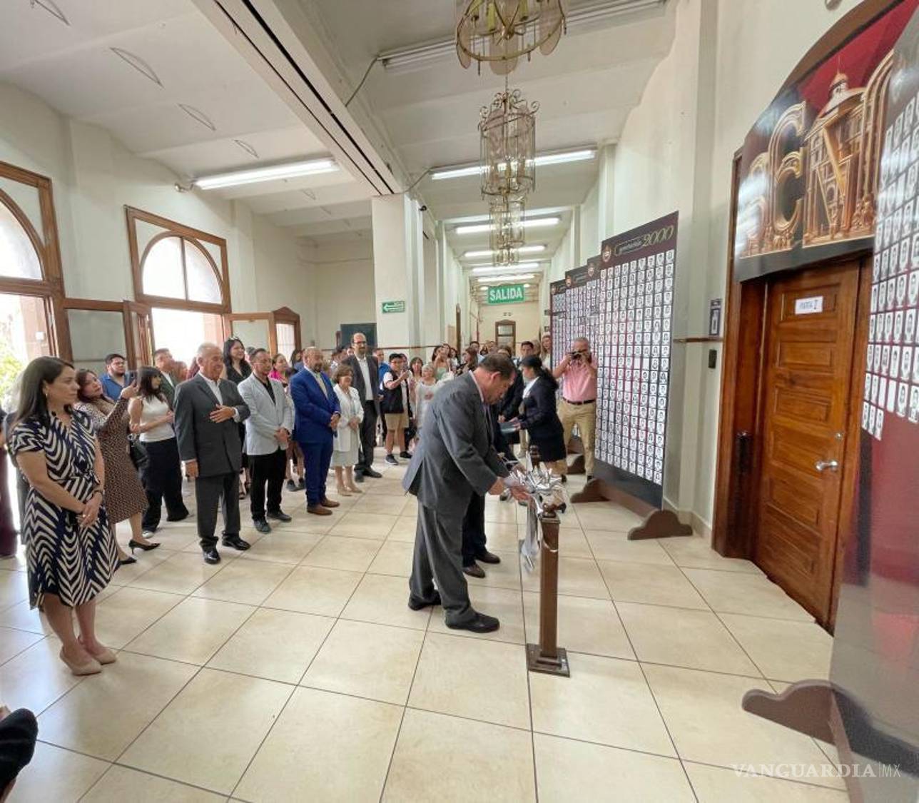 $!El director de la BENC, Pedro Flores y Rubén Barragán, coordinador general de Educación Normal , cortaron el listón inaugural de la exposición fotográfica.