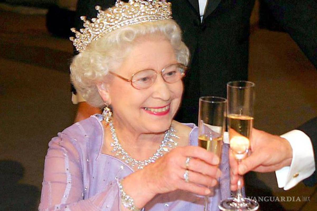 ¿Sabes cuánto alcohol bebe la reina Isabel II a diario?