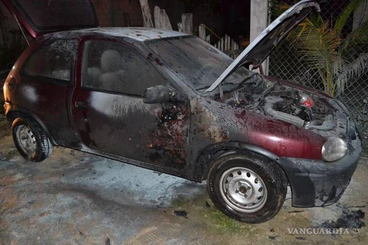 Por celos, mujer quema el vehículo de la empresa a su esposo en Saltillo