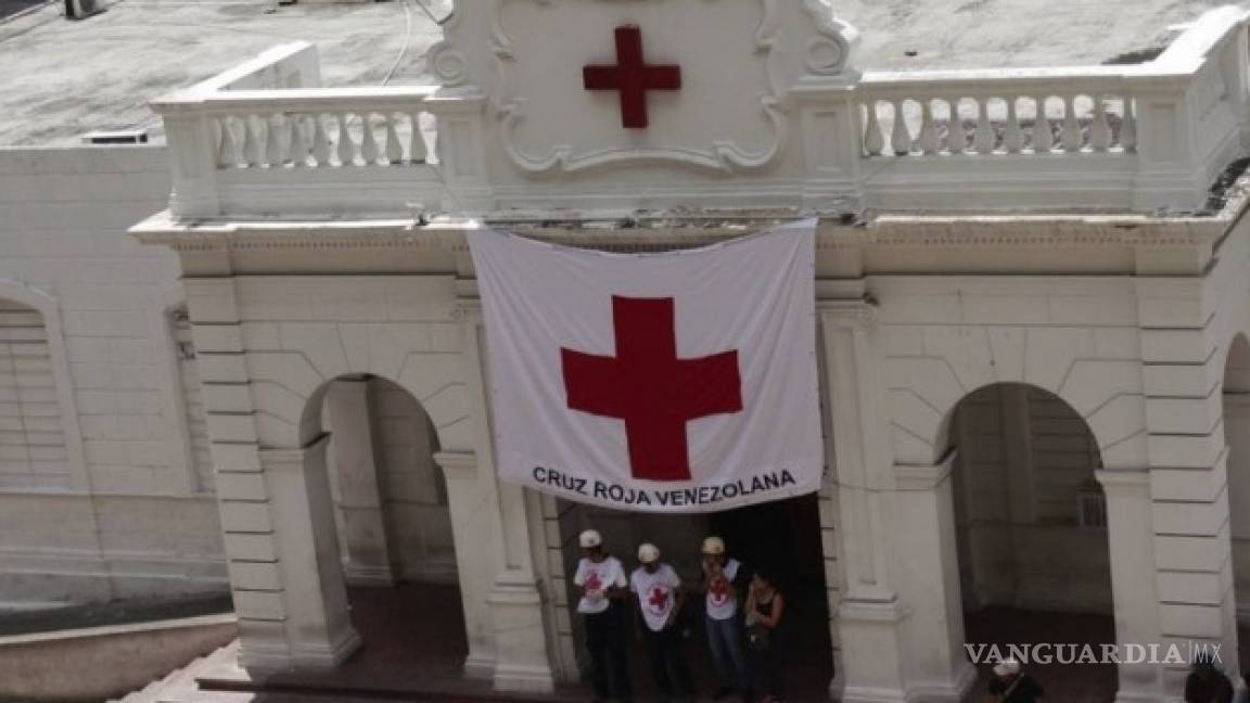 Venezolanos reciben ayudas humanitarias en sede de la Cruz Roja