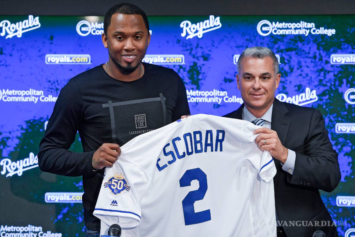 Alcides Escobar acuerda con los Reales