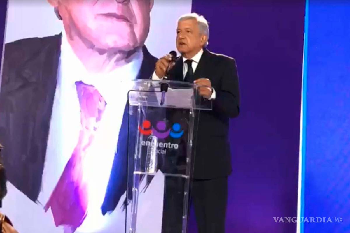 Con tintes de liturgia cristiana, AMLO protesta como candidato presidencial del PES