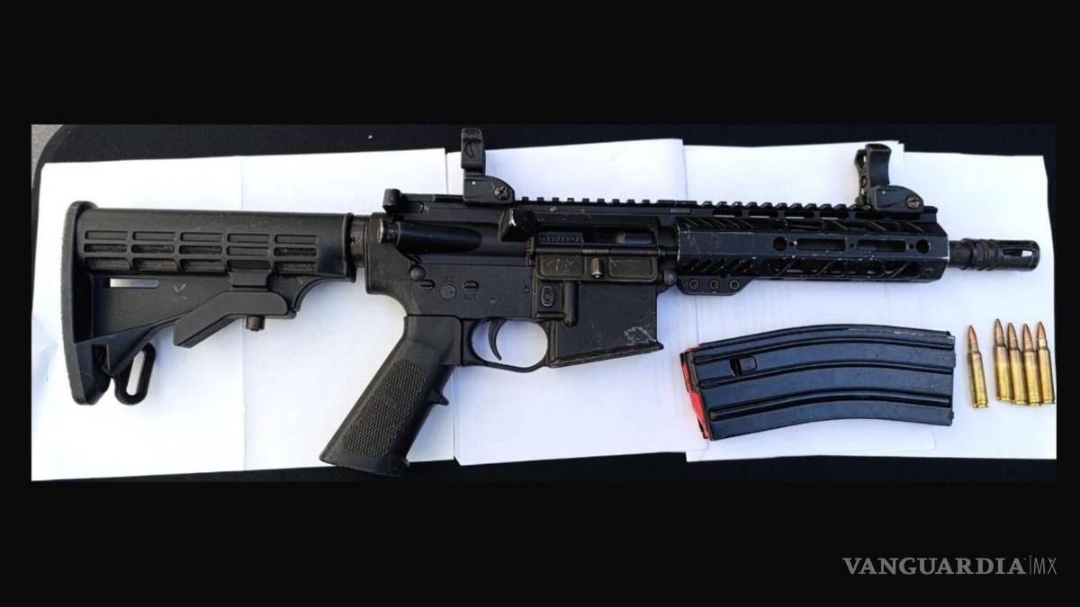 Detienen a 7 personas; 3 de ellos, adolescentes, en posesión de armas y drogas, en Nuevo León