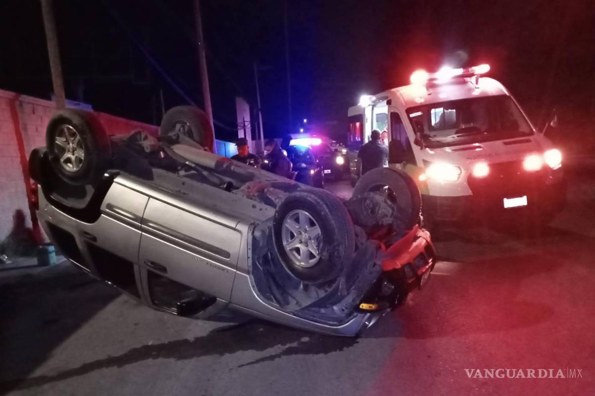Hombre en estado de ebriedad sufre volcadura en el bulevar Valdés Sánchez de Saltillo