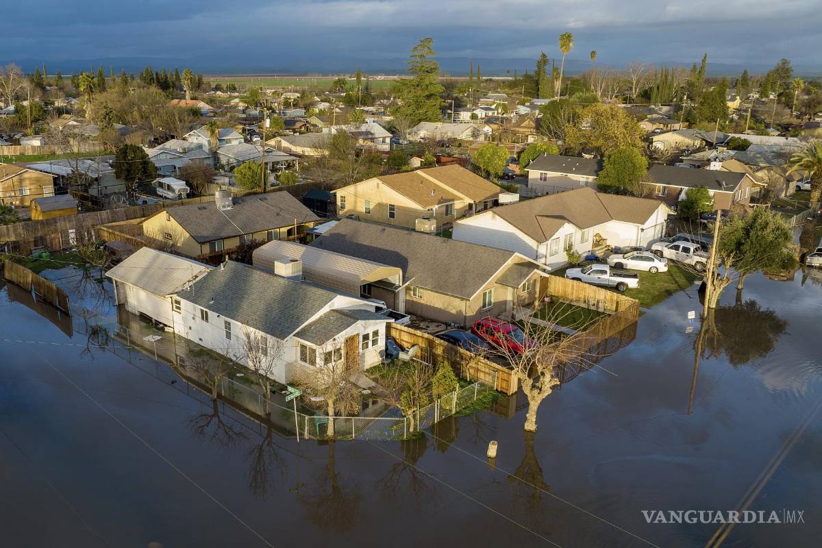 ‘Estamos atrapados aquí’; lluvias, aludes y socavones azotan a California