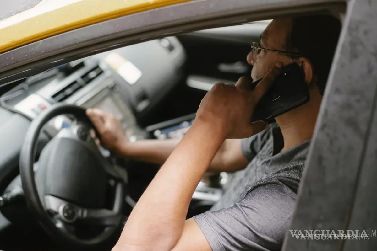 Saltillo: suben 23 por ciento multas por manejar usando el celular de 2024 a 2025