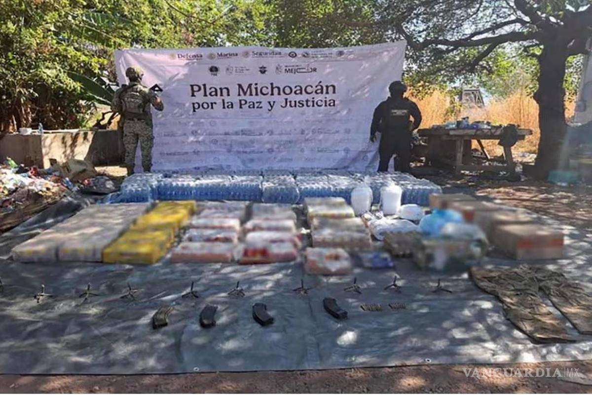 Autoridades detienen a 16 personas y aseguran armas y explosivos en Michoacán