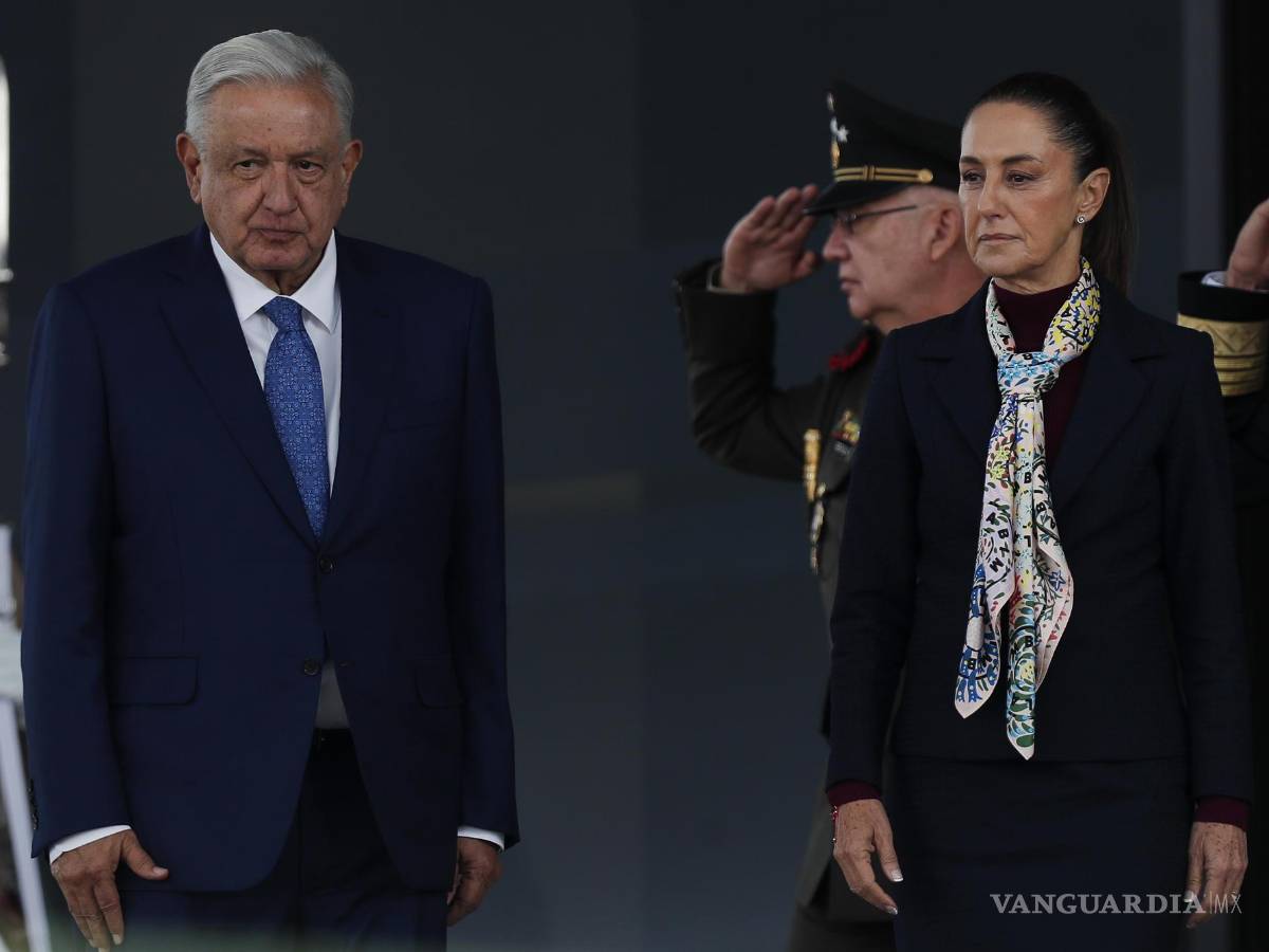 $!La presidenta electa de México, Claudia Sheinbaum (d), y el presidente de México, Andrés Manuel López Obrador, en un acto protocolario en la Ciudad de México .