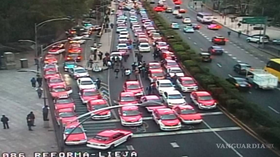 Taxistas bloquean vías principales de CDMX; protestan contra apps de servicios de transporte