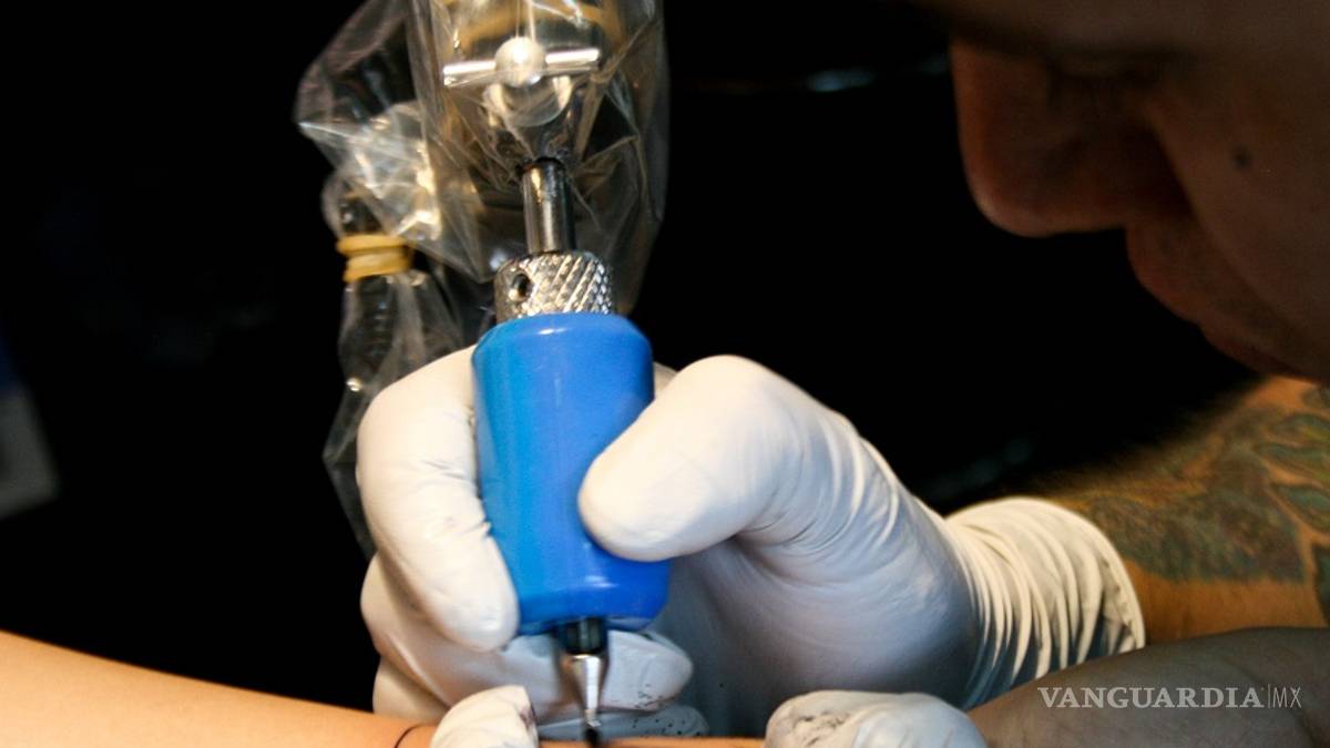 Suprema Corte niega amparo a hombre que fue despedido por no cubrirse tatuaje
