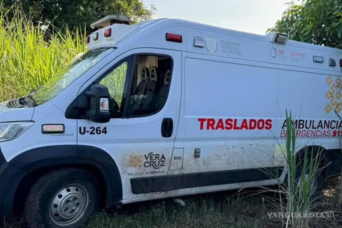 Abandonan ambulancia junto a dos cuerpos en Veracruz; una víctima era paramédico