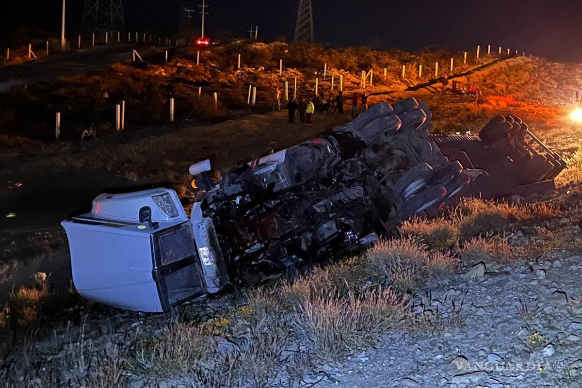 Tráiler impacta a otro y lo hace volcar, en Ramos Arizpe
