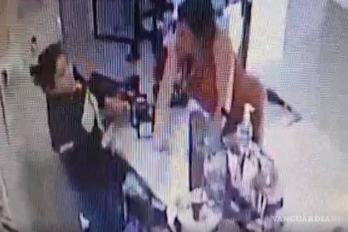 Mujer trans golpea a cajera tras pleito por un cambio de 500 pesos, en el Centro de Torreón
