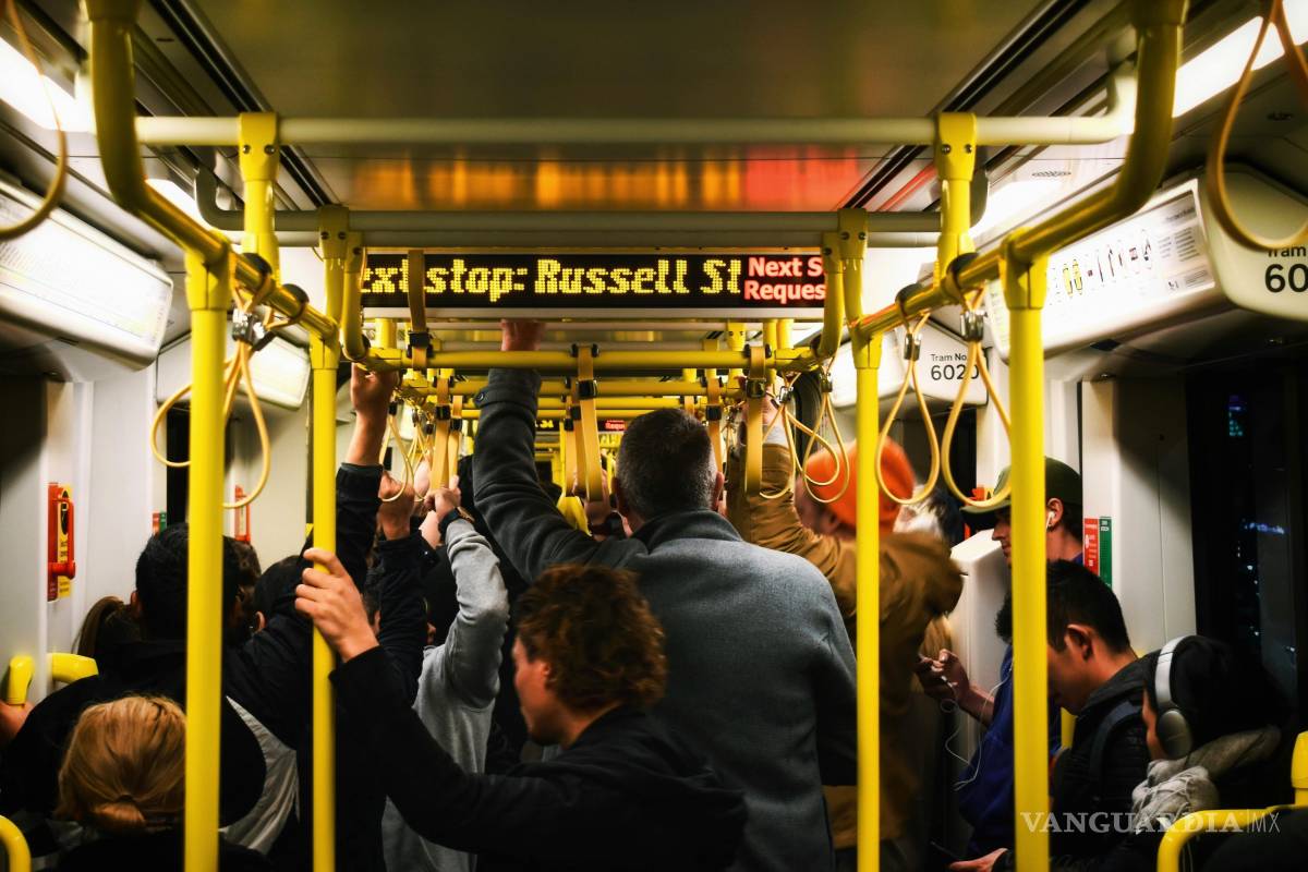 $!Los vagones de metro suelen ir llenos de gente escuchando música o mirando el celular, pero cada vez hay más que viajan sin dispositivos.
