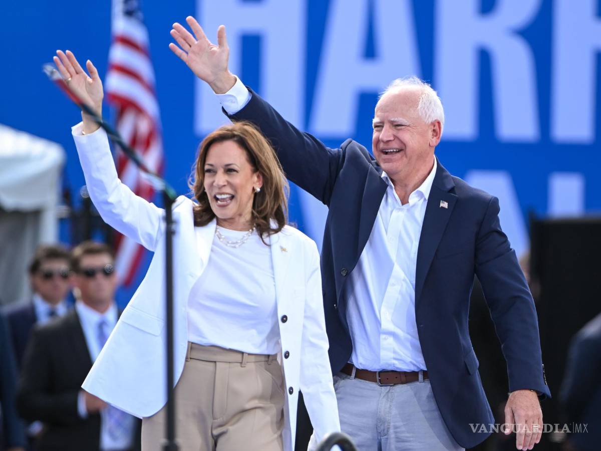 $!La candidata presidencial demócrata a la vicepresidenta, Kamala Harris y el candidato demócrata a la vicepresidenta, Tim Walz en Eau Claire, Wisconsin.