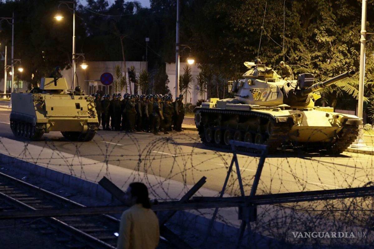 El primer ministro de Turquía confirma golpe militar; cierran redes sociales del país