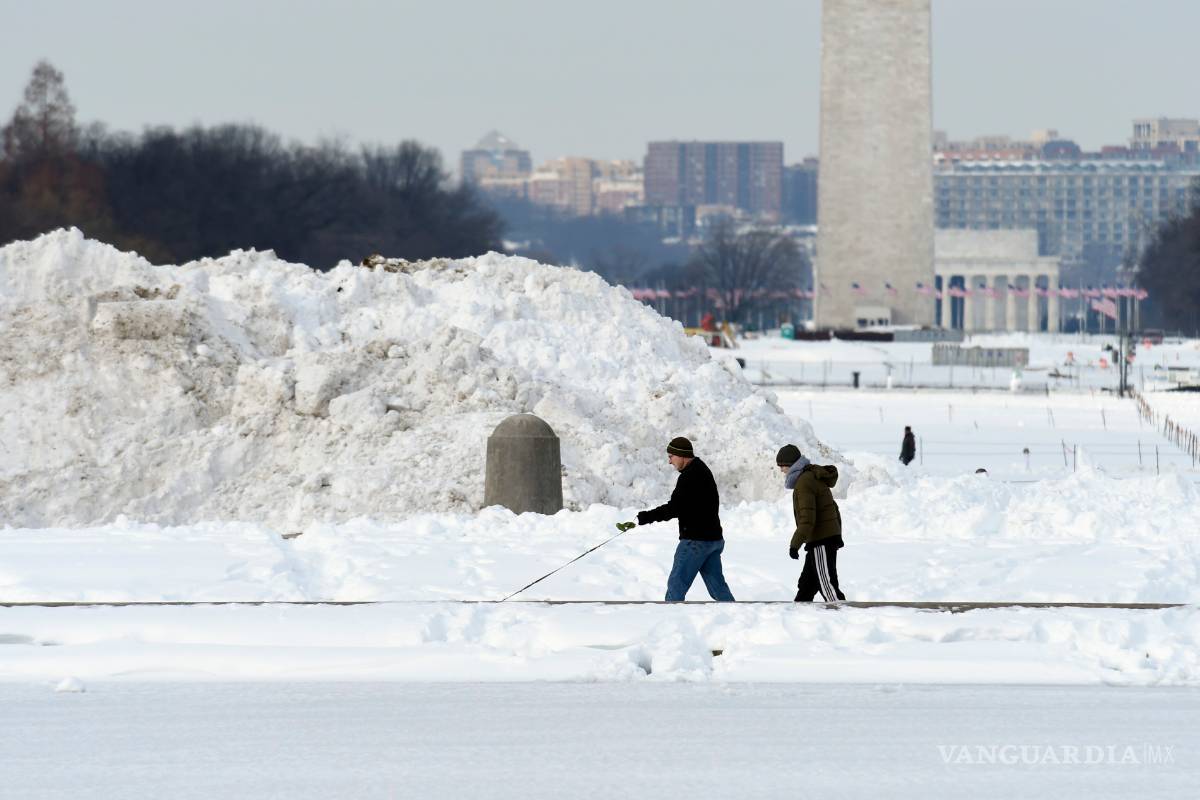 Cierre de gobierno de EU cumple dos días por tormenta de nieve