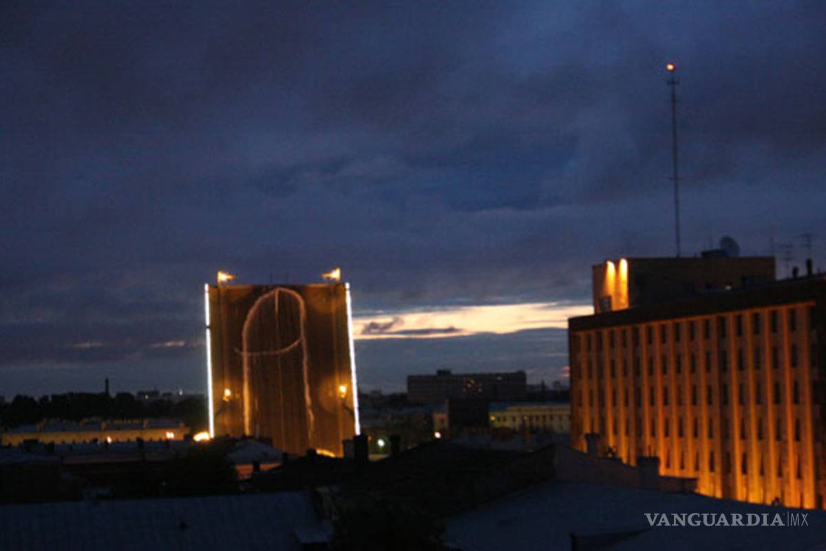 Pintan falo de 65 metros en puente levadizo frente sede ex KGB