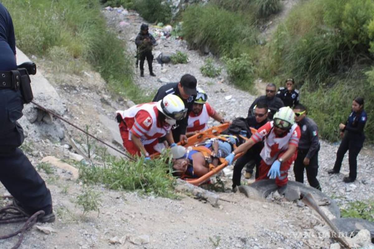 $!A pesar de las complicaciones para levantarlo, se logró el ascenso del hombre para ser atendido.