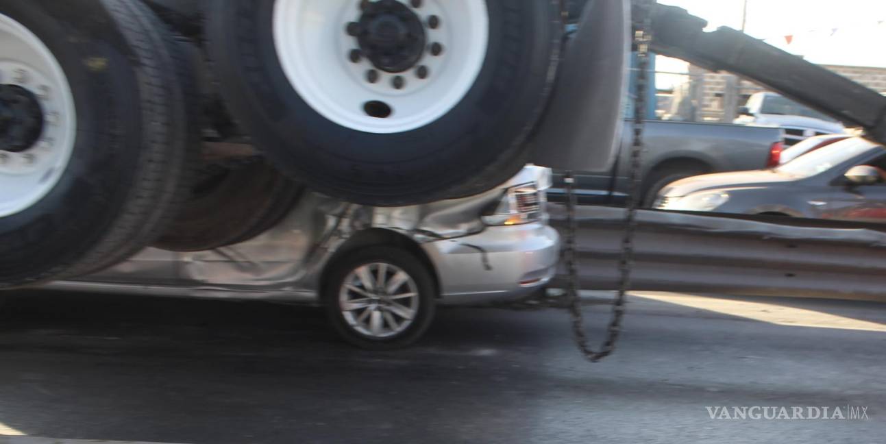 Tráiler se impacta contra auto y provocan caos vial, en Saltillo