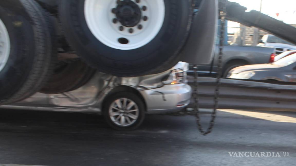 Tráiler se impacta contra auto y provocan caos vial, en Saltillo