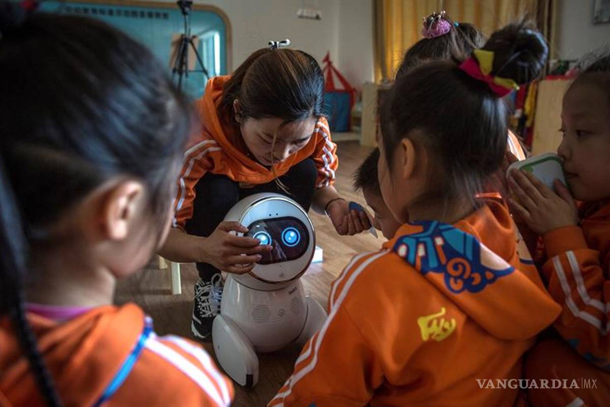 En China, los robots ya cuidan al ser humano, desde su infancia a la vejez