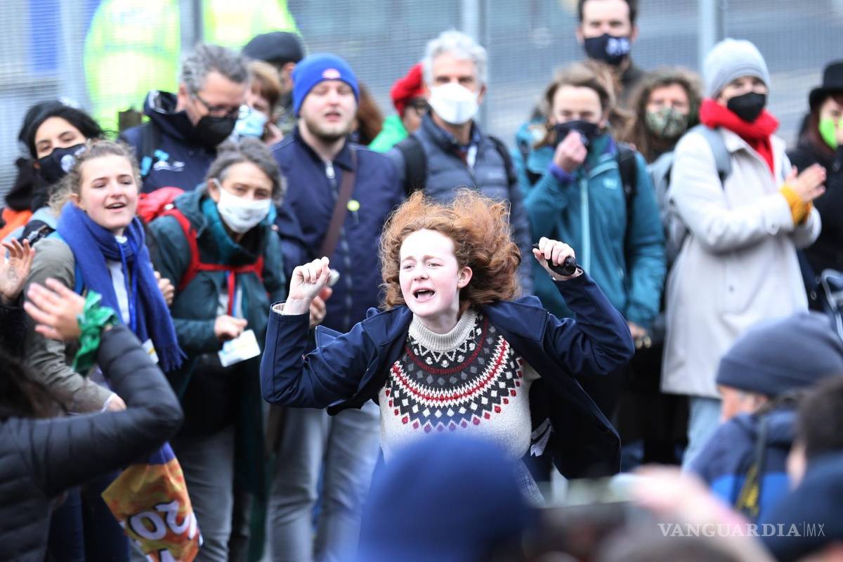 $!Activistas asisten a una manifestación durante la Cumbre del Clima de la ONU COP26 en Glasgow, Escocia. EFE/EPA/Robert Perry