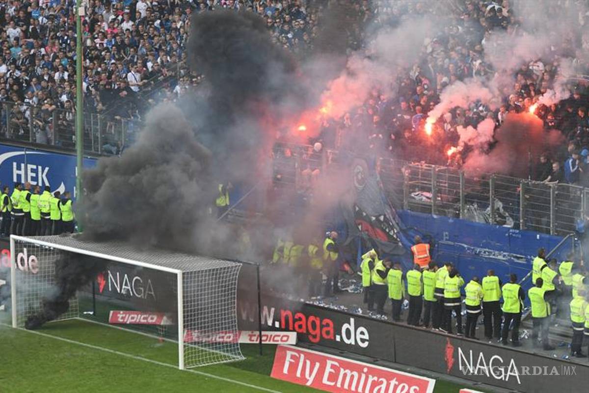 Fanáticos del Hamburgo no perdonan el descenso y queman su estadio