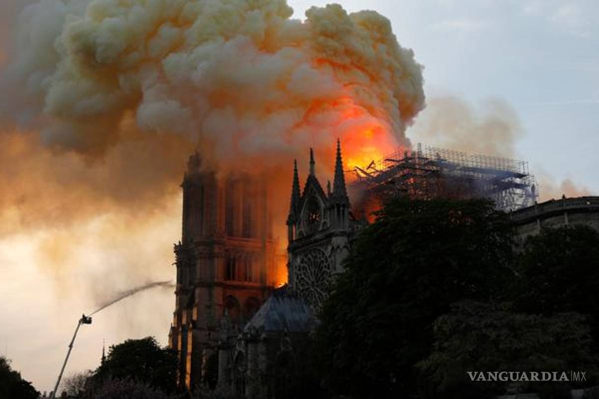 Donald Trump es criticado por mostrar su apoyo tras el incendio de Notre Dame