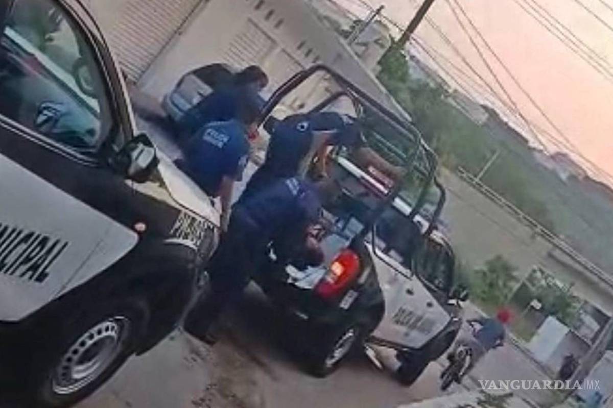 Graban a policías de Salina Cruz golpeando a una detenida