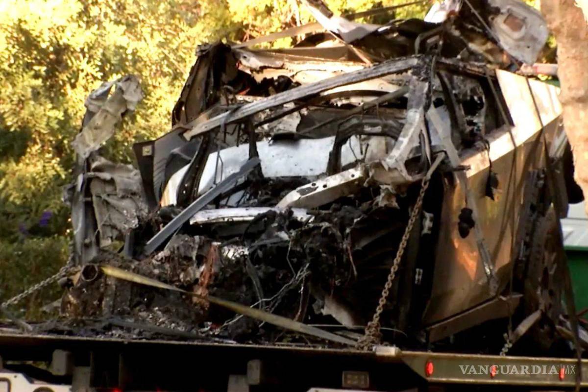 Cybertruck choca y se quema, tres mueren, en California