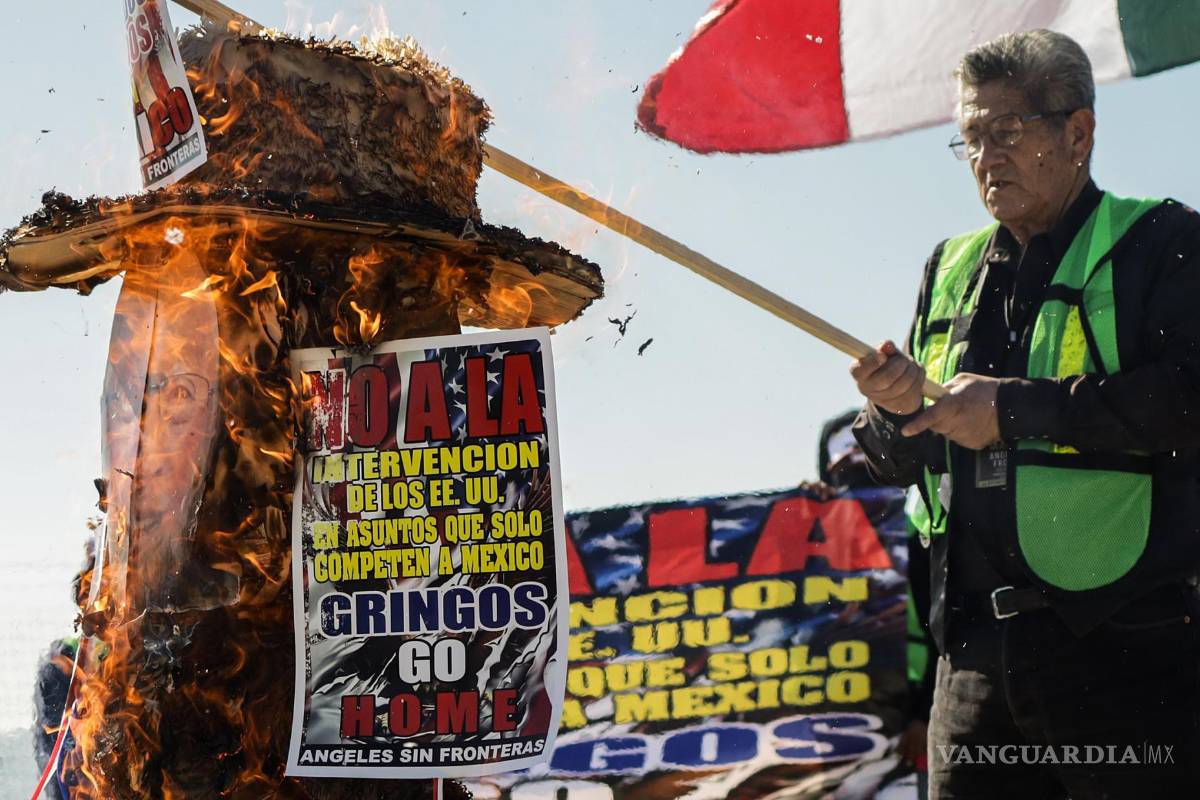 Queman piñata de Ken Salazar en la frontera