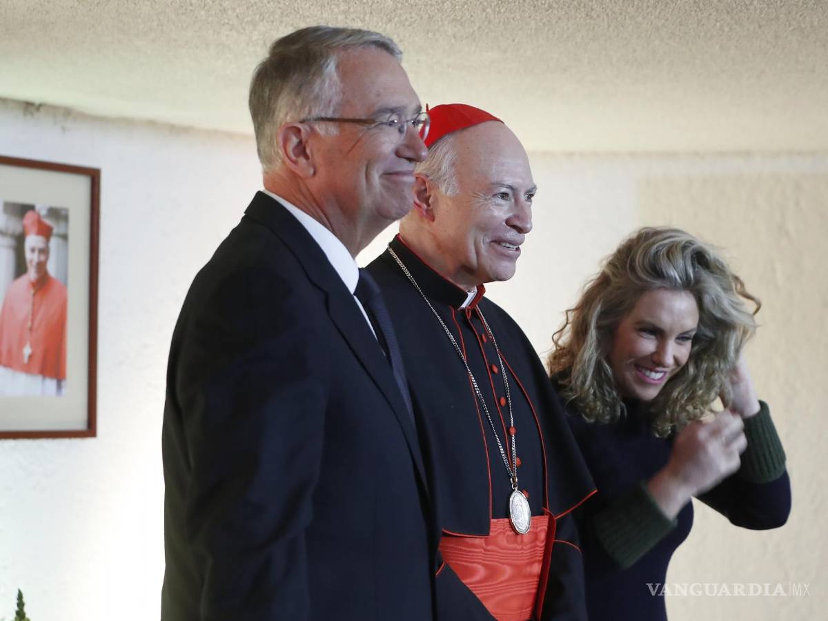 $!El Cardenal Arzobispo Primado de México, Carlos Aguiar (c), el empresario Ricardo Salinas Pliego (i) y la presidenta de la Fundación Salinas, Ninfa Salinas Sada (d).