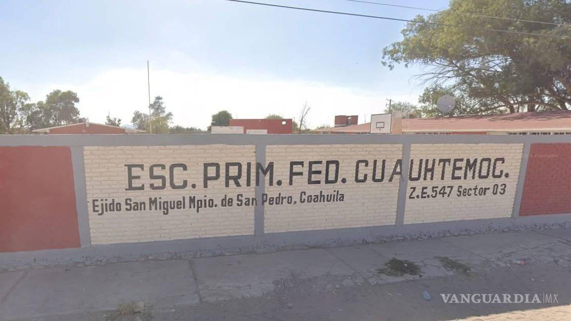 $!Elementos de la Policía Municipal y agentes de la Fiscalía General del Estado resguardan el área del accidente para realizar las diligencias y trasladar el cuerpo al SEMEFO.