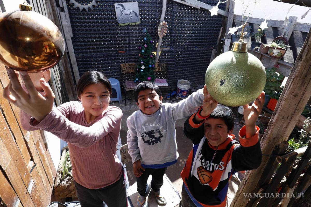 Saltillo: ¿Qué anhela un niño que espera la Navidad entre pinos de madera y esferas recicladas?