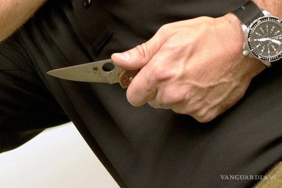 Lesionan con cuchillo a un joven en Saltillo