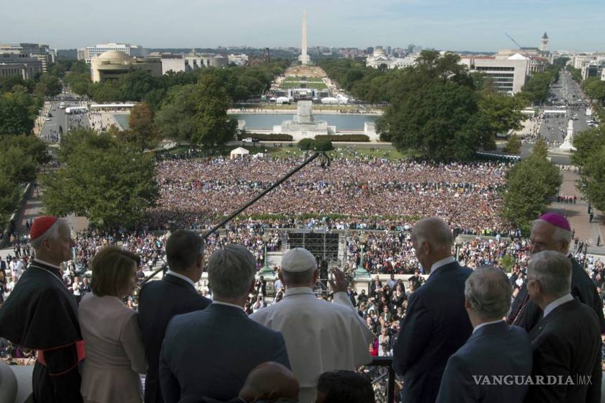 Una diversa multitud recibe la bendición del papa frente al Capitolio
