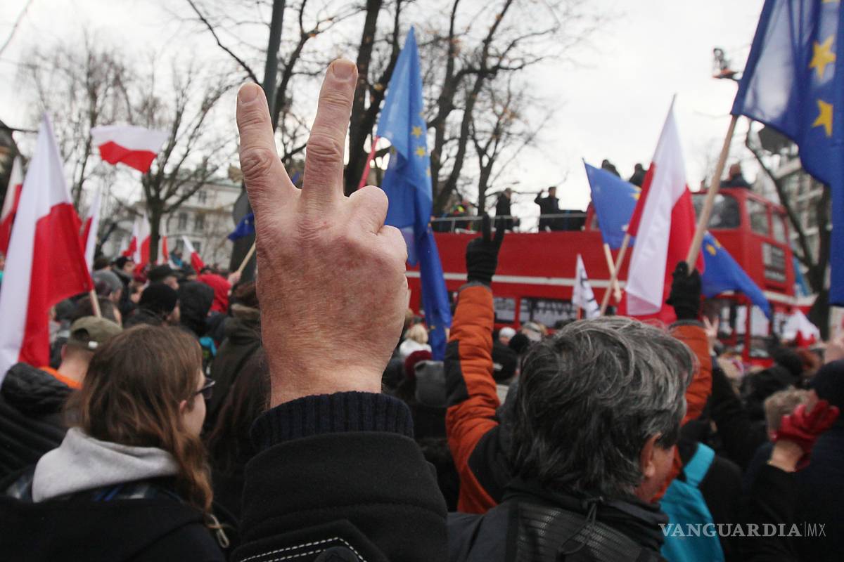 $!Miles de polacos se manifiestan en Varsovia por democracia y contra Gobierno