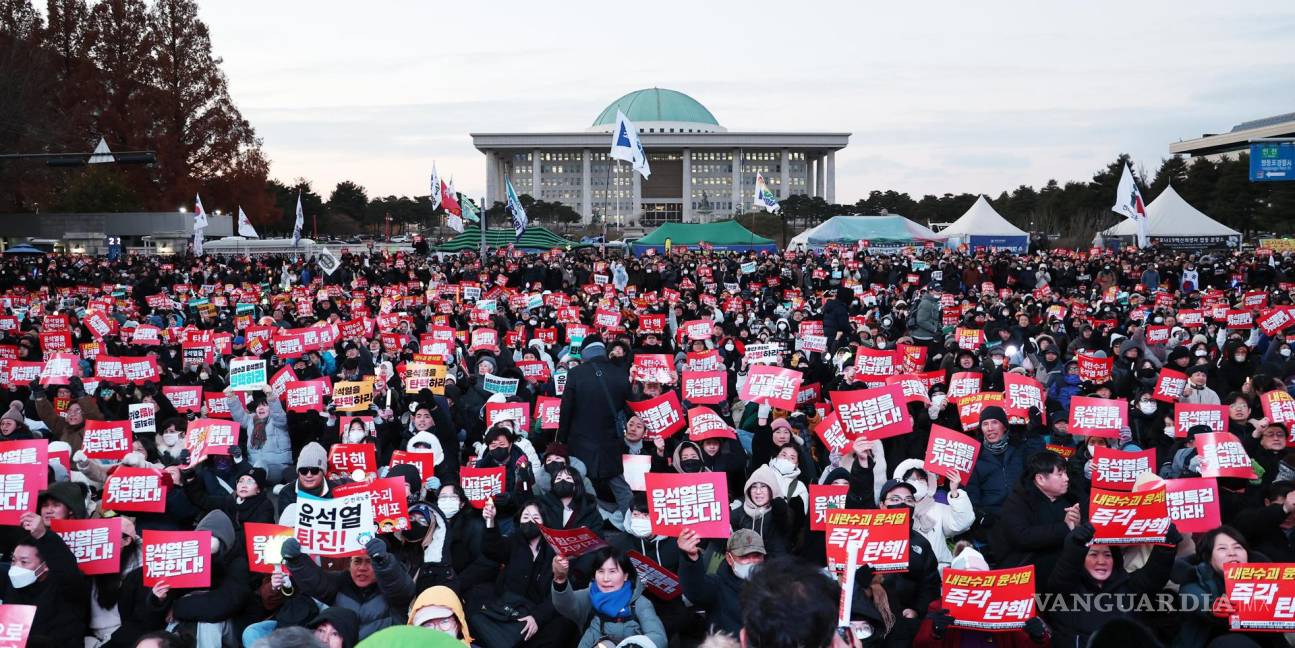 $!Los participantes de una manifestación piden la destitución del presidente Yoon Suk Yeol frente a la Asamblea Nacional en Seúl, Corea del Sur.