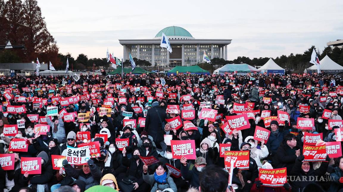 $!Los participantes de una manifestación piden la destitución del presidente Yoon Suk Yeol frente a la Asamblea Nacional en Seúl, Corea del Sur.
