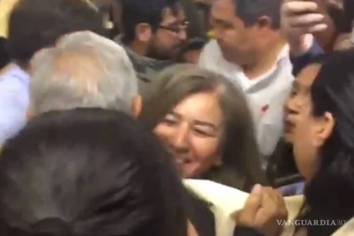 AMLO recibe besos y abrazos pese a recomendaciones por coronavirus