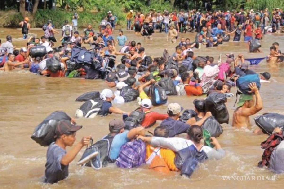 Caravana migrante burla cerco y cruza a pie río Suchiate