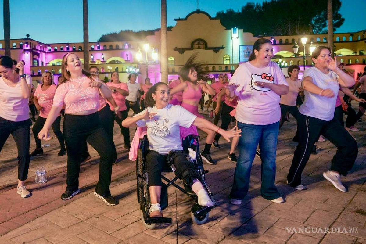 $!La presidenta honoraria del DIF, Teresita Escalante Contreras, entregó bocinas, tripiés y micrófonos a los instructores del programa ‘Summer Ritmos Latinos’.