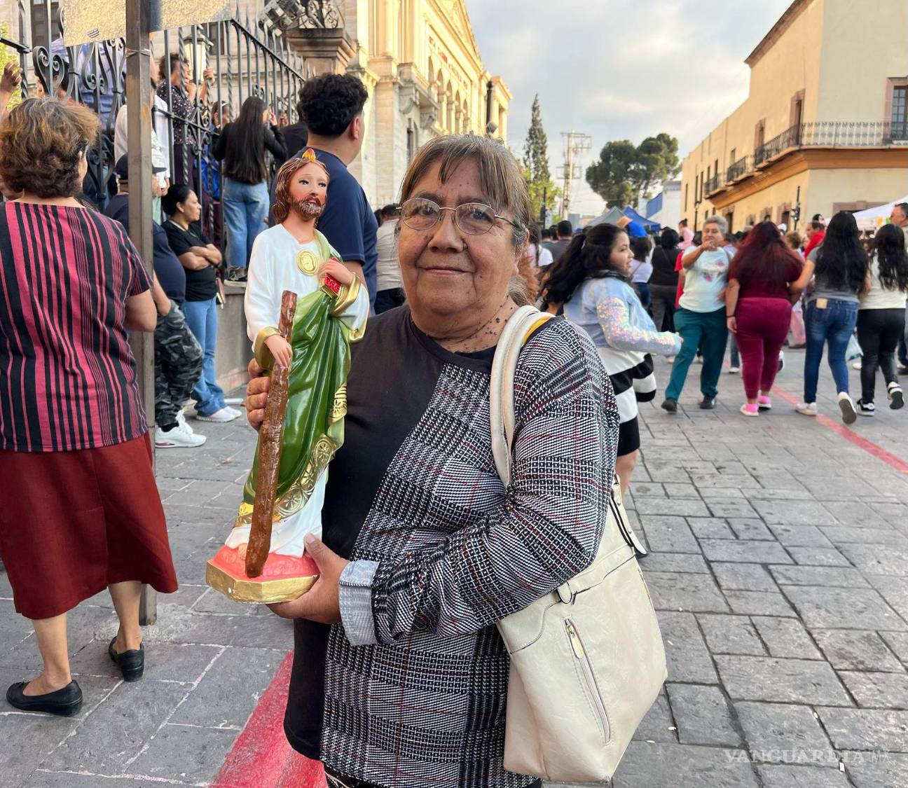 $!Centenares de creyentes fueron a la Catedral, algunos de ellos con sus imágenes.