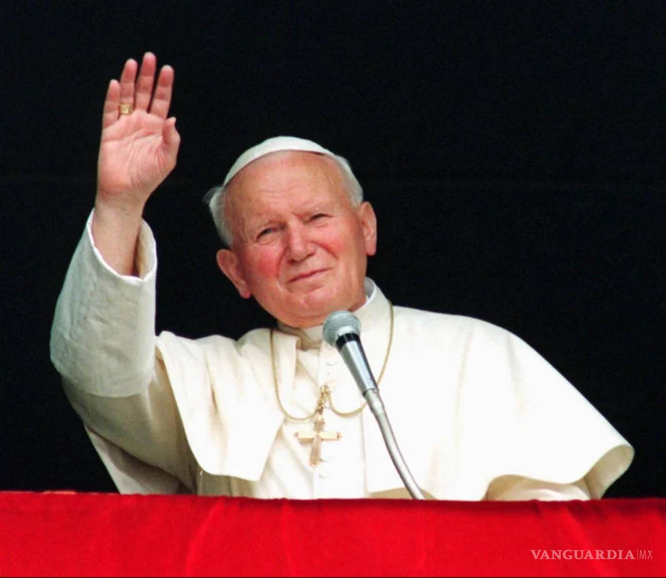 $!El papa Juan Pablo II saluda desde la ventana de su estudio con vistas a la plaza de San Pedro tras la bendición del mediodía, el domingo 9 de junio de 1996.