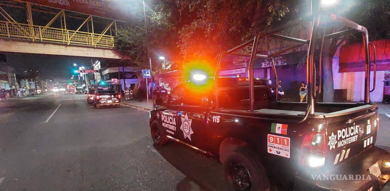 $!El rescate tuvo lugar frente al Mercado Juárez, en la avenida Juárez y Ruperto Martínez, alrededor de las 20:20 horas.